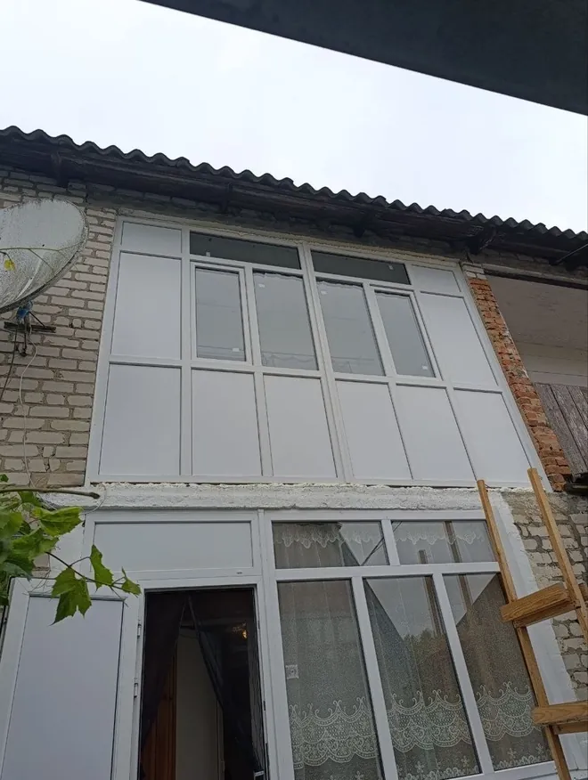 Засклений білим ПВХ-профілем балкон у панельному будинку