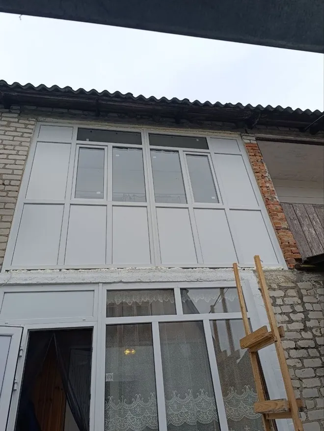 Балкон із металопластиковим заскленням і зовнішньою обшивкою
