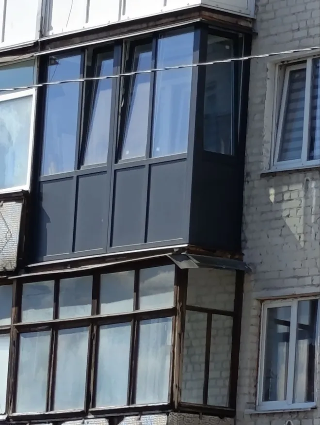 Новий балкон антрацит над старим дерев’яним заскленням сусідів