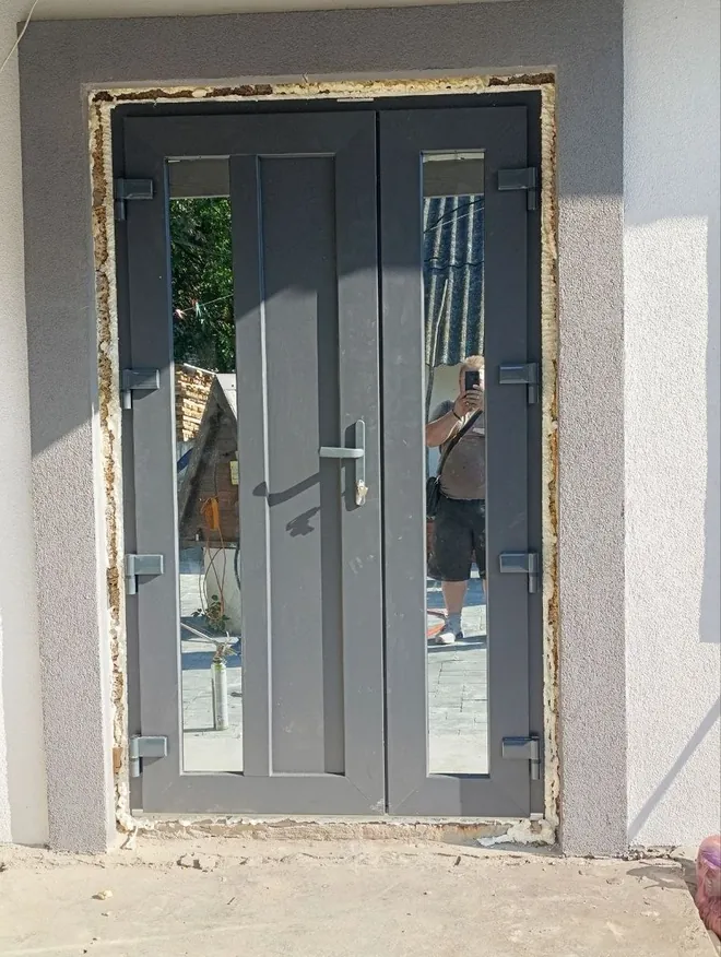 Подвійні вхідні двері антрацит зі склінням одразу після монтажу