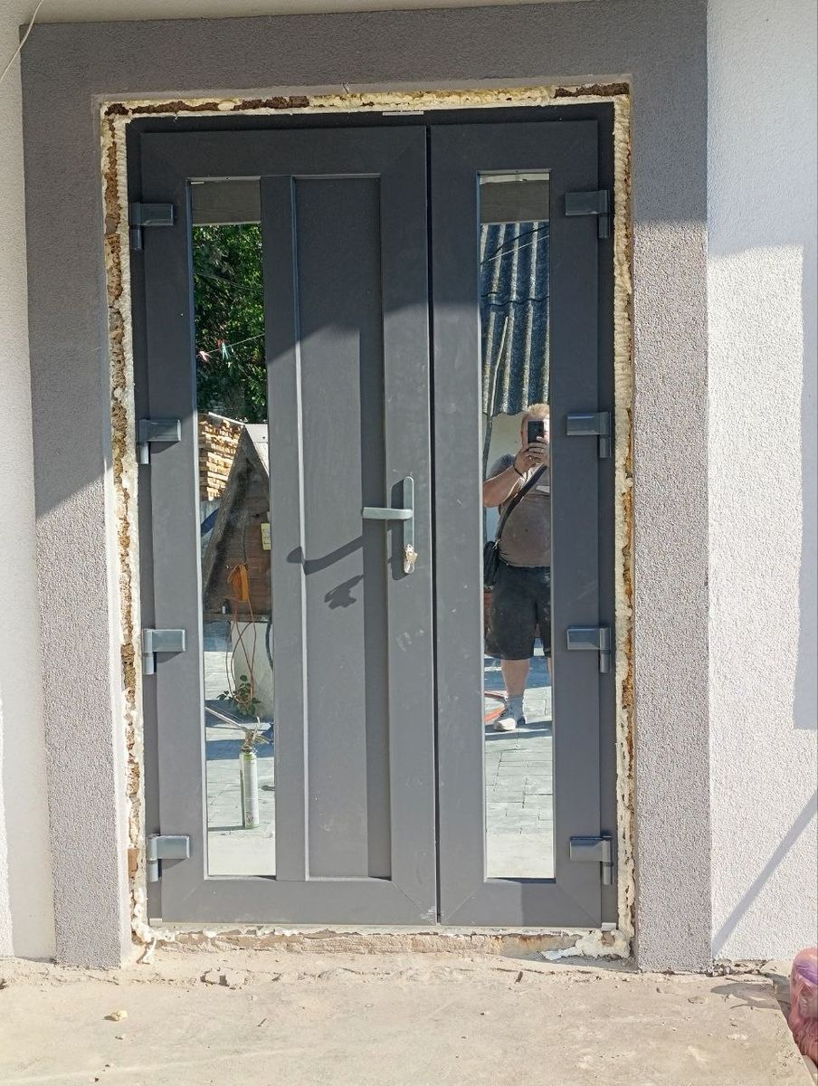Подвійні вхідні двері антрацит зі склінням одразу після монтажу