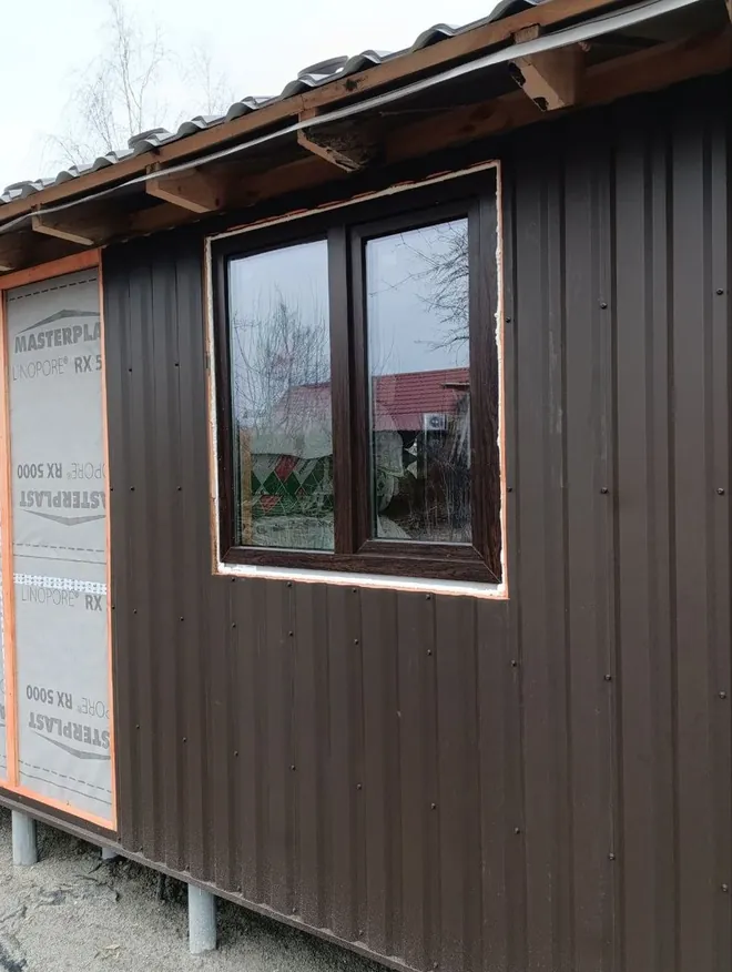 Ламіноване під дерево металопластикове вікно у модульному будиночку