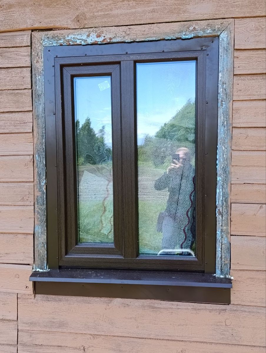 Вікно горіх із металевою обшивкою прорізу в дерев’яному домі