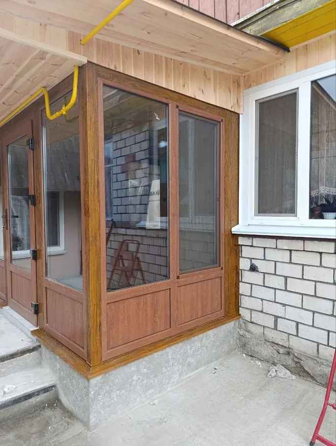 Кутове засклення ґанку ПВХ-конструкціями з ламінацією під горіх