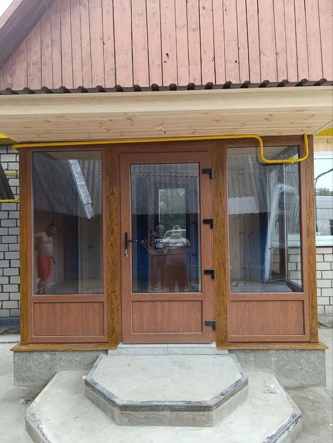 Вхідна група золотий дуб із боковими вікнами на ґанку