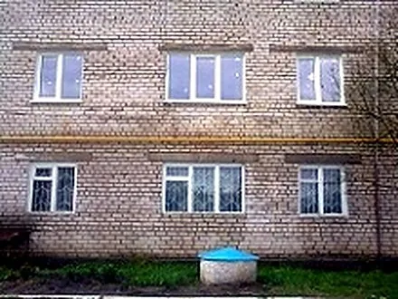 Вікна у двоповерховому цегляному будинку