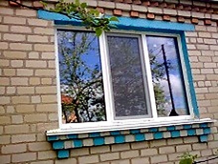 Металопластикове вікно з оздобленням відкосів у приватному будинку